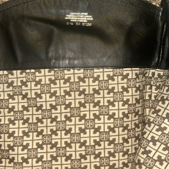 Timeless black leather Tory Burch riding boots with gold details - Picture 2 of 9